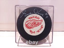 GORDIE HOWE AUTOGRAPHED DETROIT RED WINGS NHL PUCK With BECKETT COA & DISPLAY CASE