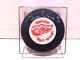 Gordie Howe Autographed Detroit Red Wings Nhl Puck With Beckett Coa & Display Case