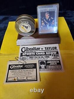 JAROMIR JAGR AUTOGRAPHED HOCKEY PUCK With COA INCLUDES DISPLAY CASE & CARD VGC