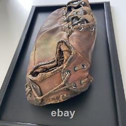 Roger Maris Signed 1960s Baseball Glove With COA and display case