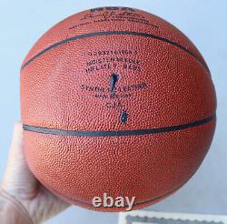 1996 Michael Jordan signé Spalding Basketball avec COA & étui NBA