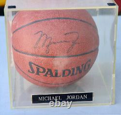 1996 Michael Jordan signé Spalding Basketball avec COA & étui NBA