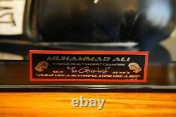 Autographié Muhammad Ali Everlast Gant De Boxe Avec Vitrine Et Coa