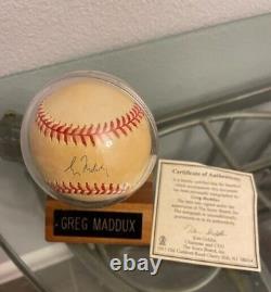 Balle de baseball officielle de la Ligue nationale autographiée par Greg Maddux, présentée dans un étui de présentation avec COA.