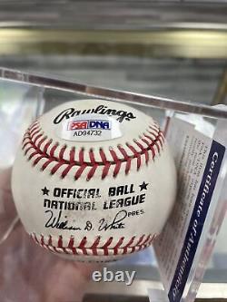 Balle de baseball signée Phil Niekro des Milwaukee Atlanta Braves avec certification PSA/DNA COA et boîtier d'exposition