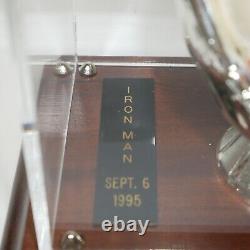 Balle de baseball signée par Cal Ripken Jr. Iron Man dans une vitrine avec certificat d'authenticité Vintage 9/6/95