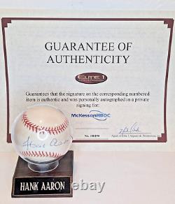 Balle de baseball signée par Hank Aaron avec certificat d'authenticité et vitrine avec base en bois