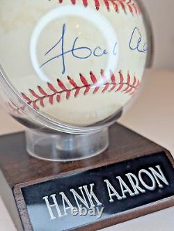 Balle de baseball signée par Hank Aaron avec certificat d'authenticité et vitrine avec base en bois