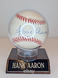 Balle de baseball signée par Hank Aaron avec certificat d'authenticité et vitrine avec base en bois