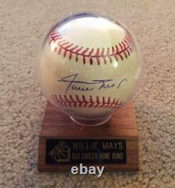 Balle de baseball signée par Willie Mays avec certificat d'authenticité et vitrine. Livraison gratuite.