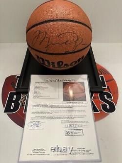 Balle de basket signée par MICHAEL JORDAN avec autographe JSA Upper Deck COA avec présentoir