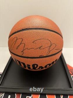 Balle de basket signée par MICHAEL JORDAN avec autographe JSA Upper Deck COA avec présentoir