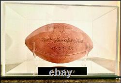 Balle de football signée de Brett Favre pour le 200e match dans une vitrine avec certificat d'authenticité