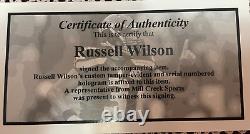 Balle de football signée par RUSSELL WILSON dans un étui de présentation avec COA NEW