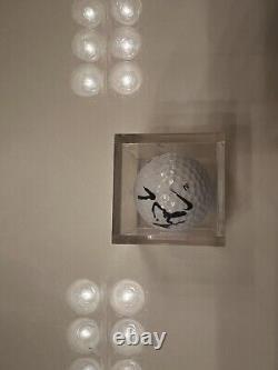 Balle de golf Nike autographiée par Tiger Woods avec boîtier d'exposition et COA