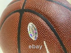 Ballon de basket autographié par Bill Russell avec boîtier d'affichage et COA