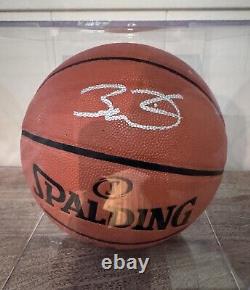 Ballon de basket signé par Dwayne Wade avec certificat d'authenticité de Fanatics! Signature propre avec présentoir