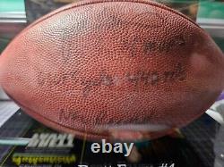 Ballon de football NFL signé par Brett Favre avec certificat d'authenticité, vitrine commémorative et étiquette