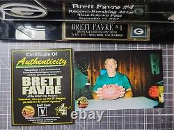 Ballon de football NFL signé par Brett Favre avec certificat d'authenticité, vitrine commémorative et étiquette