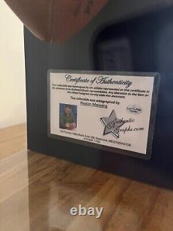 Ballon de football dédicacé par Peyton Manning dans un étui avec certification COA