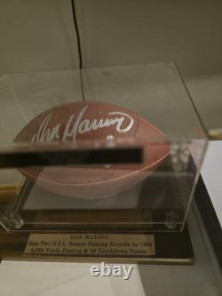 Ballon de football signé par Dan Marino avec certificat d'authenticité inclus et vitrine avec gravure