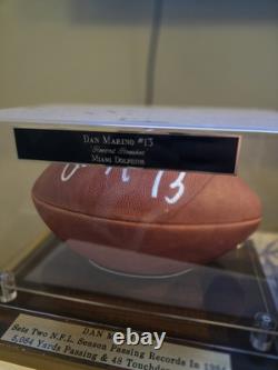 Ballon de football signé par Dan Marino avec certificat d'authenticité inclus et vitrine avec gravure