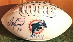 Ballon de football signé par Dan Marino des Dolphins avec un certificat d'authenticité et une vitrine d'exposition.