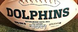 Ballon de football signé par Dan Marino des Dolphins avec un certificat d'authenticité et une vitrine d'exposition.