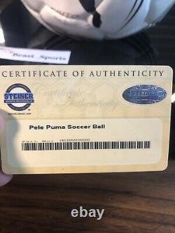 Ballon de football signé par Pelé avec certification d'authenticité de Puma et de Steiner Sports, avec boîtier d'affichage, RARE $