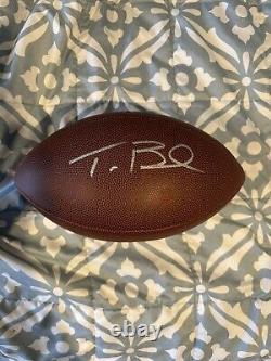 Ballon de football signé par Tom Brady avec certificat d'authenticité et boîtier d'affichage en verre.