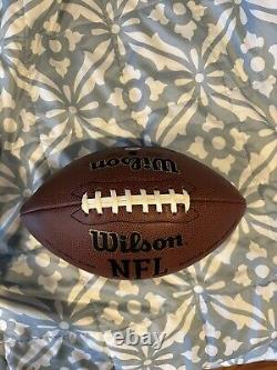 Ballon de football signé par Tom Brady avec certificat d'authenticité et boîtier d'affichage en verre.