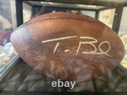 Ballon de football signé par Tom Brady avec certificat d'authenticité et boîtier d'affichage en verre.