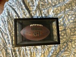 Ballon de football signé par Tom Brady avec certificat d'authenticité et boîtier d'affichage en verre.