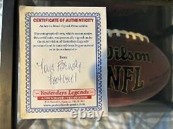 Ballon de football signé par Tom Brady avec certificat d'authenticité et boîtier d'affichage en verre