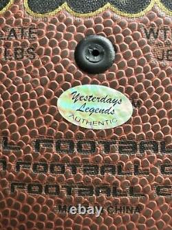 Ballon de football signé par Tom Brady avec certificat d'authenticité et boîtier d'affichage en verre