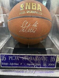 Ballon signé par Peja Stojakovic des Sacramento Kings avec vitrine et certificat d'authenticité