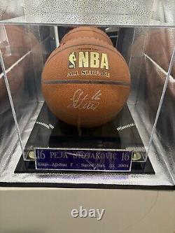 Ballon signé par Peja Stojakovic des Sacramento Kings avec vitrine et certificat d'authenticité