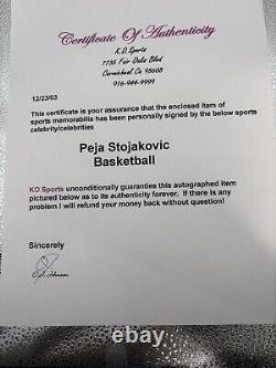 Ballon signé par Peja Stojakovic des Sacramento Kings avec vitrine et certificat d'authenticité