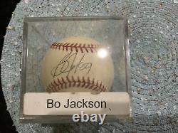 Baseball signée par Bo Jackson MLB (Sans certificat d'authenticité) INCLUS LE SUPPORT