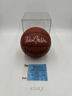 Basketball Spalding signé par Kareem Abdul-Jabbar avec certificat d'authenticité et boîtier