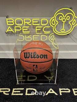 Basketball signé par Anthony Edwards avec le certificat d'authenticité de Beckett incluant une vitrine de présentation