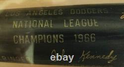 Batte Vintage Noir des Los Angeles Dodgers 1966 World Series NLCS dans une Vitrine avec Certificat d'Authenticité