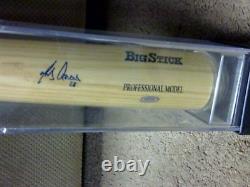 Batte de baseball Rawlings Big Stick autographiée par Melky Cabrera, avec certificat d'authenticité, dans un présentoir n°28.