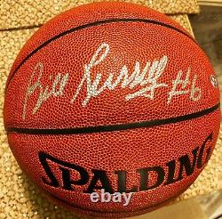 Bill Russell A Signé Le Basketball Avec L'aco De Psa Et Le Cas D'affichage