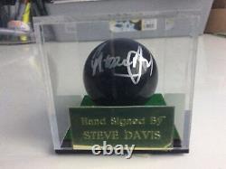 Boule de snooker noire signée à la main par Steve Davis dans un coffret d'exposition preuve de la Coa AFTAL