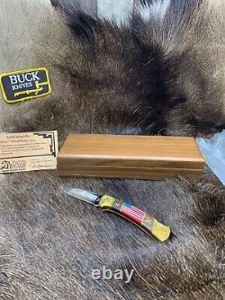 Buck David Yellowhorse 112 Custom Old Glory Knife Mint In Display Case COA   <br/>
  Buck David Yellowhorse 112 Couteau Custom Old Glory Comme Neuf Dans un Coffret d'Exposition COA