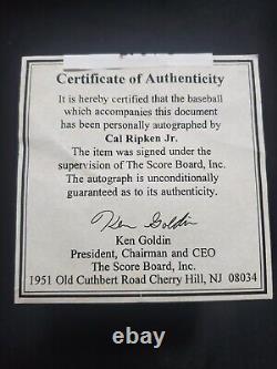CAL RIPKEN JR. Ballon de baseball signé et autographié avec certificat d'authenticité et boîtier d'affichage.