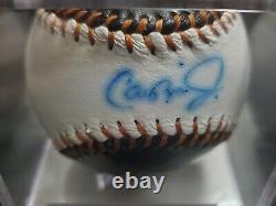 CAL RIPKEN JR. Ballon de baseball signé et autographié avec certificat d'authenticité et boîtier d'affichage.