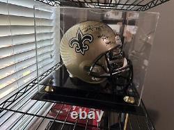 CASQUE AUTHENTIQUE À TAILLE RÉELLE DES SAINTS AUTOGRAPHIE PAR ALVIN KAMARA AVEC CERTIFICAT D'AUTHENTICITÉ ET BOÎTE D'EXPOSITION