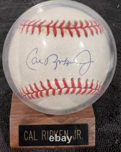 Cal Ripken, Jr. Balle de baseball signée RARE avec certificat d'authenticité, étui et présentoir